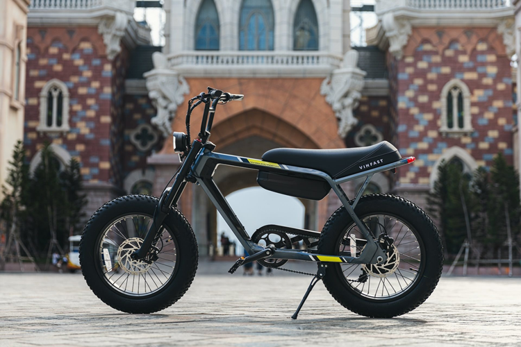 Bên cạnh đó, xe đạp trợ lực điện của VinFast còn được trang bị hệ thống giảm xóc ống thuỷ lực, đường kính đến 50 mm, mang lại sự ổn định và êm ái cho người dùng trong quá trình sử dụng. VF DrgnFly sử dụng phanh đĩa thuỷ lực trên cả hai bánh.