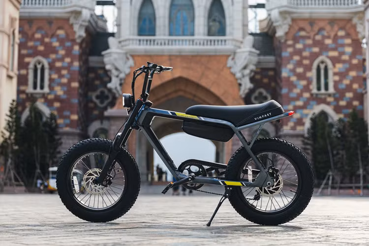 Bên cạnh đó, xe đạp trợ lực điện của VinFast còn được trang bị hệ thống giảm xóc ống thuỷ lực, đường kính đến 50 mm, mang lại sự ổn định và êm ái cho người dùng trong quá trình sử dụng. VF DrgnFly sử dụng phanh đĩa thuỷ lực trên cả hai bánh.