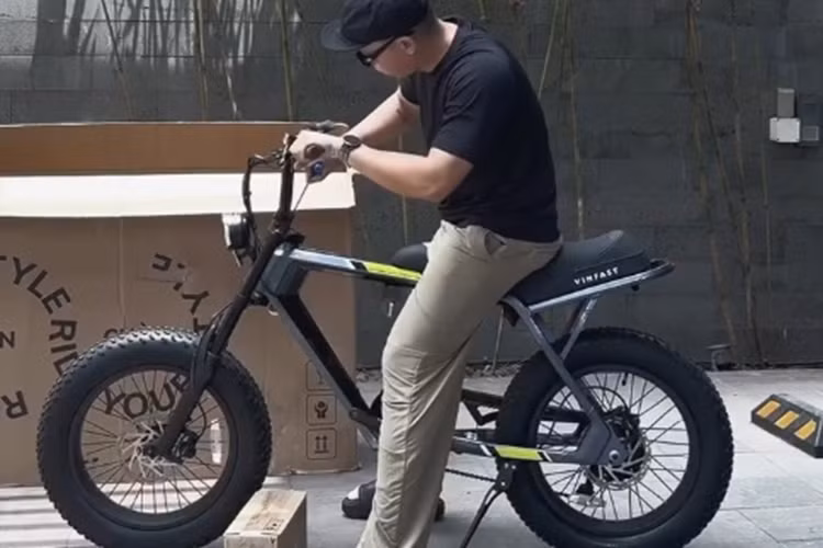 Vinfast VF DrgnFly của Hoàng Touliver có kích thước tổng thể chiều dài 1.730 mm, rộng 720 mm và cao 1.056 mm, độ cao yên đạt 795 mm và trọng lượng xe là 32 kg. Thiết kế của VF DrgnFly được lấy cảm hứng từ hình tượng rồng bay lên trong văn hóa Việt Nam. Xe có phần tay lái mở rộng, lốp bản lớn cùng yên xe công thái học, giúp tối ưu trải nghiệm lái.