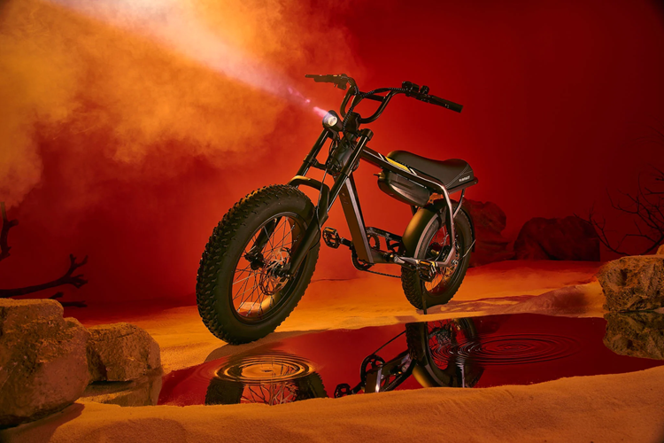 Mức giá xe đạp VInfast VF DrgnFly niêm yết 29,69 triệu đồng. Khách hàng mua xe có thể mua kèm bộ sạc tại nhà và pin có thể tháo rời giúp khách hàng chủ động sạc xe trong suốt quá trình sử dụng. VF DrgnFly được áp dụng chính sách bảo hành 2 năm cho xe và pin.