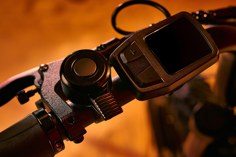 Chủ xe có thể theo dõi tình trạng pin và các thông tin vận hành thông qua màn hình đơn sắc tích hợp trên tay lái. Là một mẫu xe điện thông minh, VF DrgnFly cho phép người dùng kết nối và quản lý thông qua ứng dụng di động.