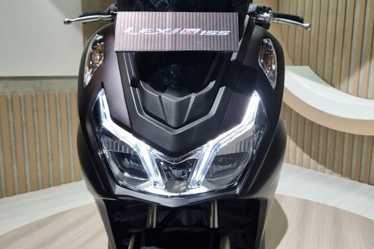 Yamaha Lexi LX 155 sở hữu chiều dài, rộng, cao lần lượt là 1.970 x 720 x 1.135 (mm), chiều dài cơ sở 1.350mm, chiều cao yên 770mm và dung tích bình xăng 4,2 lít. Lexi LX 155 mang dáng dấp mạnh mẽ, khá thể thao với nhiều chi tiết góc cạnh.