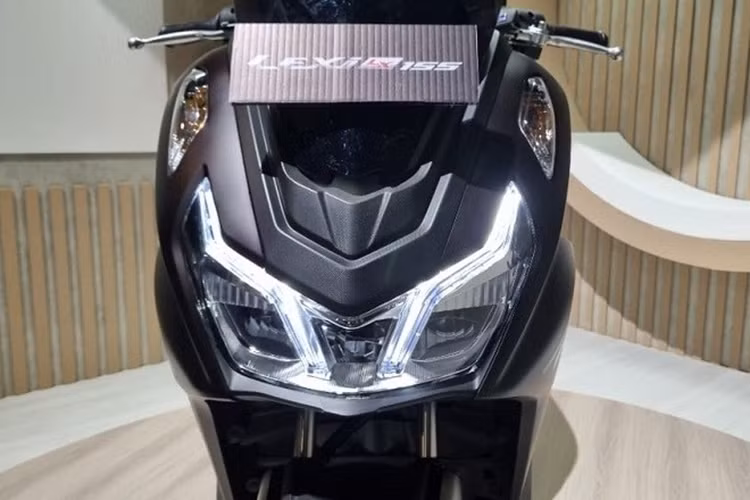 Yamaha Lexi LX 155 sở hữu chiều dài, rộng, cao lần lượt là 1.970 x 720 x 1.135 (mm), chiều dài cơ sở 1.350mm, chiều cao yên 770mm và dung tích bình xăng 4,2 lít. Lexi LX 155 mang dáng dấp mạnh mẽ, khá thể thao với nhiều chi tiết góc cạnh.