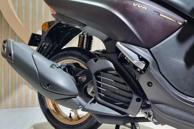 Xe được trang bị cụm đèn pha, đèn hậu công nghệ LED kết hợp thấu kính màu xanh lam dạng V-Line trên đèn pha. Ở thị trường Indonesia, Yamaha Lexi LX 155 được phân phối với ba phiên bản. Trong đó, phiên bản cao cấp nhất có thêm các tính năng như kết nối điện thoại và hệ thống phanh ABS.