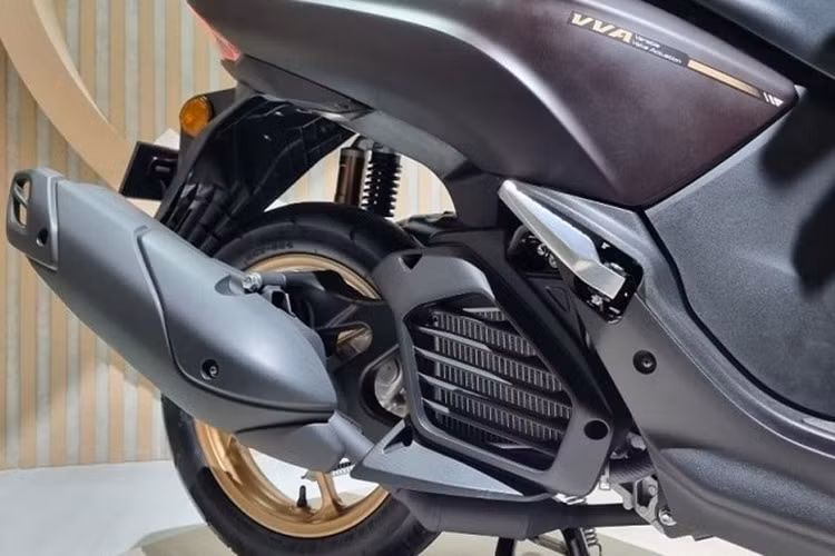 Xe được trang bị cụm đèn pha, đèn hậu công nghệ LED kết hợp thấu kính màu xanh lam dạng V-Line trên đèn pha. Ở thị trường Indonesia, Yamaha Lexi LX 155 được phân phối với ba phiên bản. Trong đó, phiên bản cao cấp nhất có thêm các tính năng như kết nối điện thoại và hệ thống phanh ABS.