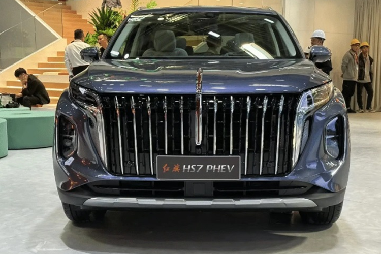Về nội thất, thiết kế tổng thể của xe SUV Hồng Kỳ HS7 PHEV 2024 phù hợp với phiên bản dùng nhiên liệu, được trang bị bảng đồng hồ full LCD và màn hình điều khiển trung tâm kích thước lớn.