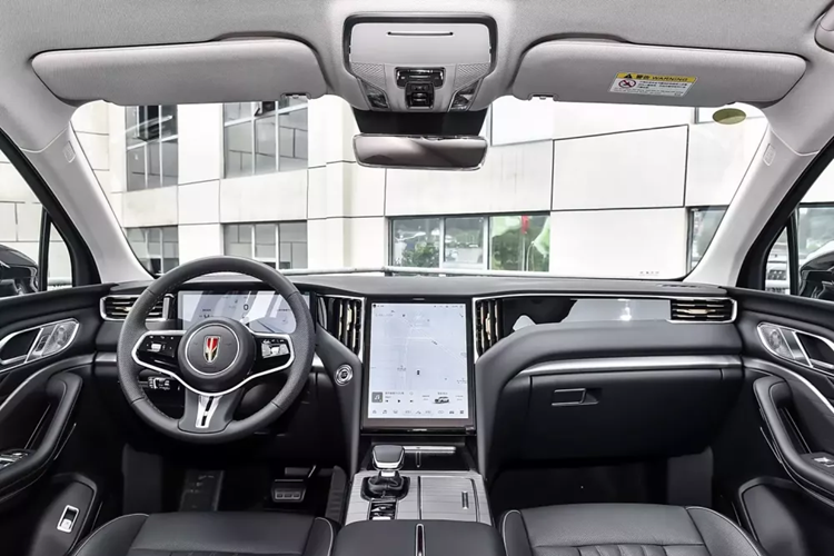 Hai bên lưới tản nhiệt trung tâm được trang bị đèn pha chia đôi, dàn dưới có khe hút gió dạng xuyên và được trang bị tấm bảo vệ màu bạc tăng thêm chút thời trang cho xe mới. Vòng ra từ bên cạnh, chắn bùn phía trước của xe mới có dải trang trí màu đỏ đặc trưng của Hồng Kỳ