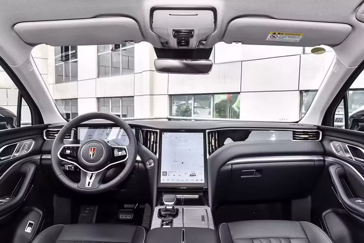 Hai bên lưới tản nhiệt trung tâm được trang bị đèn pha chia đôi, dàn dưới có khe hút gió dạng xuyên và được trang bị tấm bảo vệ màu bạc tăng thêm chút thời trang cho xe mới. Vòng ra từ bên cạnh, chắn bùn phía trước của xe mới có dải trang trí màu đỏ đặc trưng của Hồng Kỳ