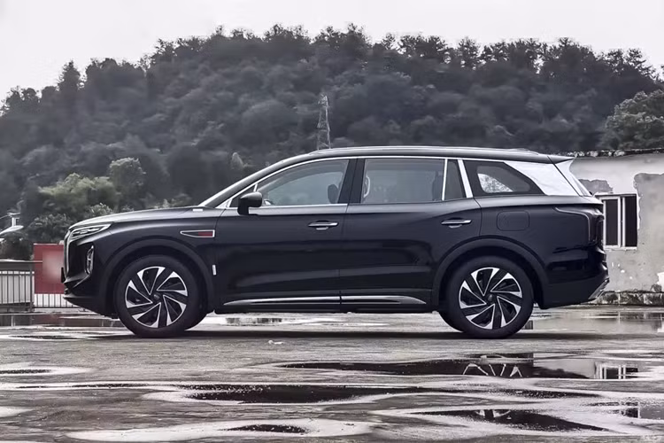 Sức mạnh của chiếc xe SUV Hồng Kỳ HS7 PHEV sẽ đến từ hệ thống động cơ hybrid cắm điện bao gồm động cơ hút khí tự nhiên 2.0 lít và một động cơ điện (model CA4GC20TDH-42), kết hợp với pin lithium ba thành phần 20,14 kWh của CATL.