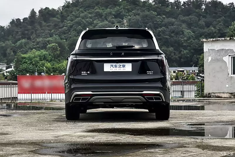 Hơn nữa, Hồng Kỳ HS7 PHEV phiên bản dẫn động hai bánh có mức tiêu thụ nhiên liệu là 5,98 lít/100km trong khi Hồng Kỳ HS7 PHEV phiên bản dẫn động bốn bánh tiêu thụ 6,32 lít/100km.