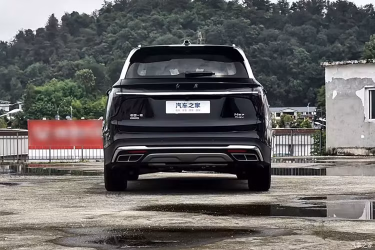 Hơn nữa, Hồng Kỳ HS7 PHEV phiên bản dẫn động hai bánh có mức tiêu thụ nhiên liệu là 5,98 lít/100km trong khi Hồng Kỳ HS7 PHEV phiên bản dẫn động bốn bánh tiêu thụ 6,32 lít/100km.