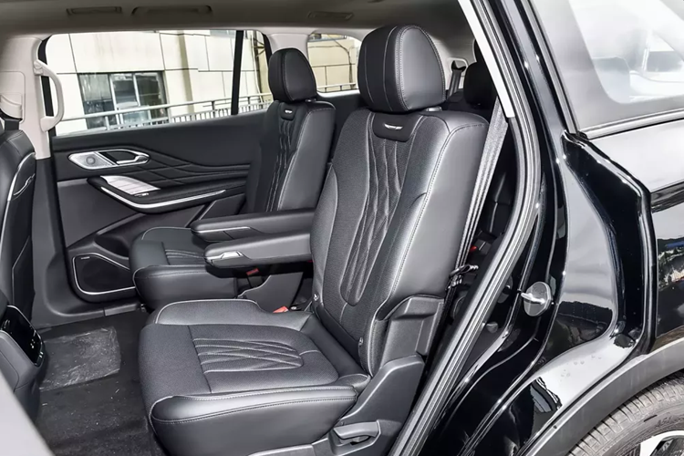 Nhìn vào phần đuôi xe, Hồng Kỳ HS7 PHEV được trang bị đèn hậu kiểu xuyên thấu, có 4 ống xả trang trí mạ crom 2 bên phía dưới càng làm tăng thêm độ phân tầng cho phần đuôi xe.