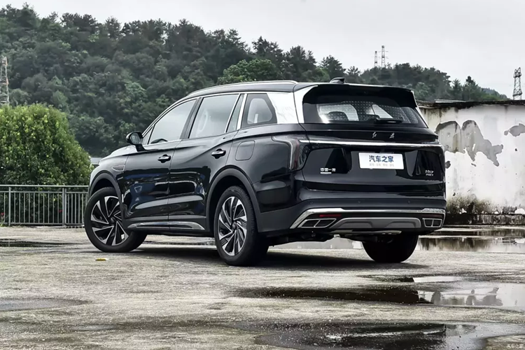 Ở ngoại hình, Hồng Kỳ HS7 PHEV về cơ bản tiếp tục thiết kế ngoại hình của phiên bản chạy nhiên liệu hiện tại, được trang bị lưới tản nhiệt hút gió thẳng hình thác nước kích thước lớn, bề mặt được trang trí mạ chrome trông đầy bắt mắt.