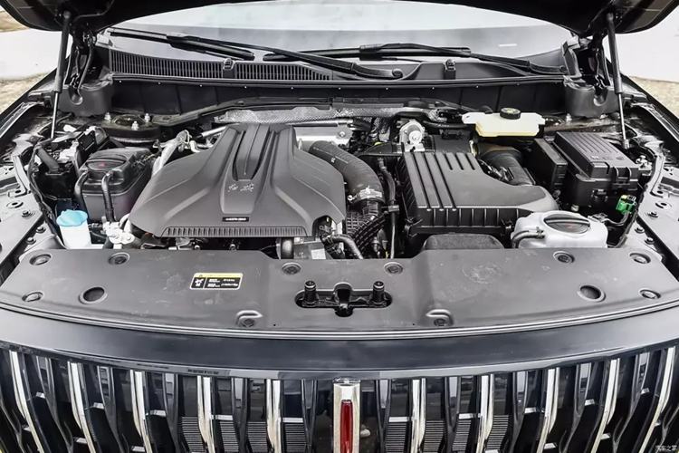 Về kích thước thân xe, chiều dài, chiều rộng và chiều cao của Hồng Kỳ HS7 PHEV lần lượt sẽ là 4.995 mm x 1.960 mm x 1.760 mm, chiều dài cơ sở là 2.920 mm, các thông số này không khác gì so với bản máy xăng.