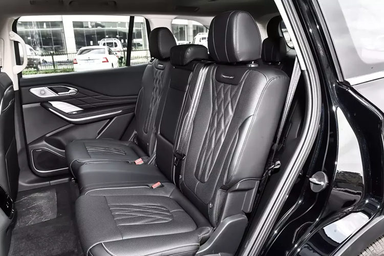 Thân xe có thiết kế vòng eo nhô lên, thể hiện cảm giác cơ bắp khỏe khoắn. Chưa hết, bên hông xe có thiết kế mái nổi, giá nóc màu bạc, cửa sổ viền crôm, tay nắm cửa truyền thống, vành xe năm chấu 20 inch và cổng sạc ở chắn bùn sau bên trái và bên phải, làm nổi bật vị trí của xe như một chiếc xe hybrid cắm điện.