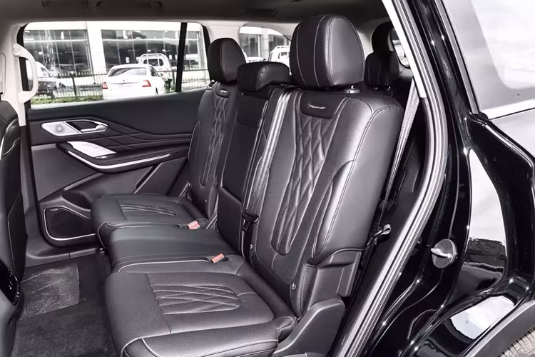 Thân xe có thiết kế vòng eo nhô lên, thể hiện cảm giác cơ bắp khỏe khoắn. Chưa hết, bên hông xe có thiết kế mái nổi, giá nóc màu bạc, cửa sổ viền crôm, tay nắm cửa truyền thống, vành xe năm chấu 20 inch và cổng sạc ở chắn bùn sau bên trái và bên phải, làm nổi bật vị trí của xe như một chiếc xe hybrid cắm điện.