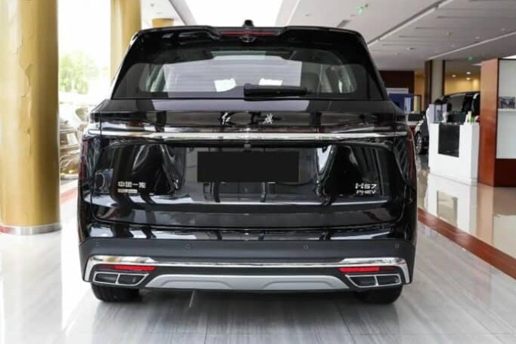 Ngoài ra, nội thất còn có một số lượng lớn các chi tiết trang trí bằng kim loại mờ, giúp nâng cao đáng kể kết cấu sang trọng của nội thất. Hồng Kỳ HS7 PHEV có 2 kiểu bố trí: Xe 6 chỗ và xe 7 chỗ. Phiên bản 6 chỗ có hai ghế độc lập ở hàng ghế thứ hai, còn phiên bản 7 chỗ có cấu hình ba chỗ ở hàng ghế thứ hai.