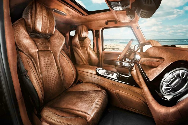 Là chuyên gia nội thất hàng đầu, Carlex cũng đã thiết kế lại hoàn toàn khoang nội thất của xe. Hầu hết bảng điều khiển của xe đều được bọc bằng sự kết hợp giữa da cổ điển và Alcantara, có ba màu. Phong cách của loại da cổ điển này làm tăng thêm cảm giác cổ điển của chiếc 4×4 độc đáo.
