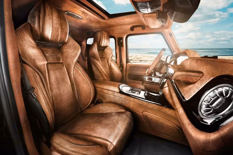 Là chuyên gia nội thất hàng đầu, Carlex cũng đã thiết kế lại hoàn toàn khoang nội thất của xe. Hầu hết bảng điều khiển của xe đều được bọc bằng sự kết hợp giữa da cổ điển và Alcantara, có ba màu. Phong cách của loại da cổ điển này làm tăng thêm cảm giác cổ điển của chiếc 4×4 độc đáo.