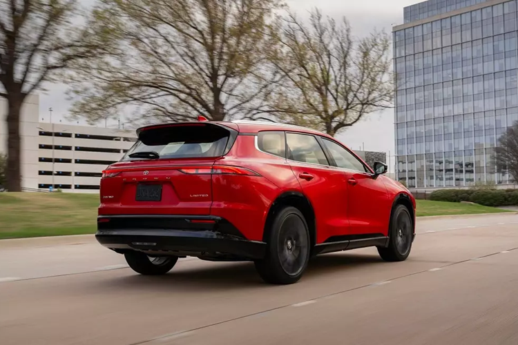 Theo đó, giá xe Toyota Crown Signia 2025 sẽ có 2 phiên bản là XLE và Limited với mức bán ra dao động từ 43.590 - 47.990 USD (khoảng 1,02 - 1,12 tỷ đồng), chưa kể chi phí vận chuyển, giao xe. Crown Signia là phiên bản thứ 2 của dòng Toyota Crown thế hệ mới được bán ở thị trường Mỹ, sau Crown Crossover ra mắt vào năm 2022.