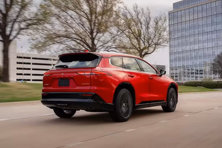 Theo đó, giá xe Toyota Crown Signia 2025 sẽ có 2 phiên bản là XLE và Limited với mức bán ra dao động từ 43.590 - 47.990 USD (khoảng 1,02 - 1,12 tỷ đồng), chưa kể chi phí vận chuyển, giao xe. Crown Signia là phiên bản thứ 2 của dòng Toyota Crown thế hệ mới được bán ở thị trường Mỹ, sau Crown Crossover ra mắt vào năm 2022.