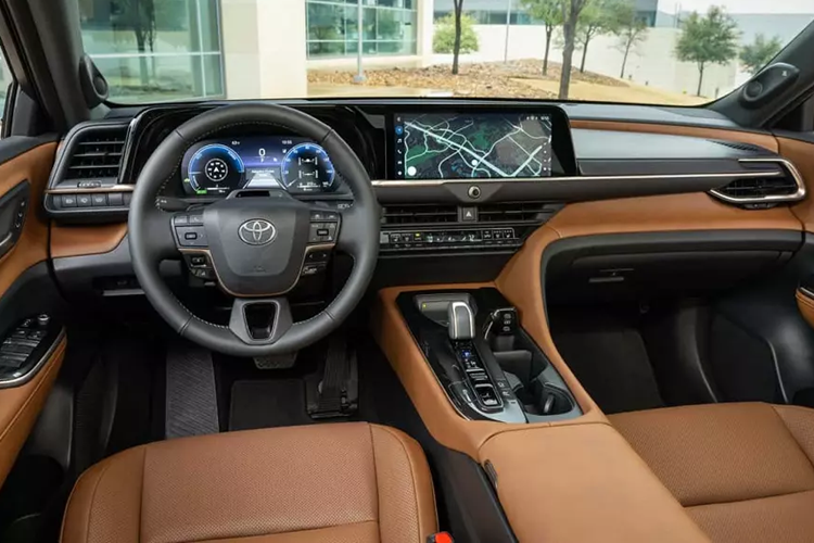 Tại thị trường này, Toyota Crown Signia 2025 được xem như mẫu xe thế chỗ cho đàn anh Venza để cạnh tranh trong phân khúc SUV hạng trung. Được áp dụng ngôn ngữ thiết kế mới của hãng Toyota, tương tự Prius và Camry, Crown Signia gây ấn tượng với đầu xe gợi liên tưởng đến cá mập đầu búa.