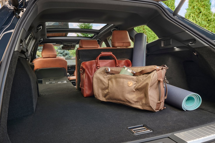 Trong khi đó, bản Limited có thêm ghế bọc da, ghế trước sưởi ấm/làm mát, sưởi ghế sau, cửa sổ trời toàn cảnh cố định, gương chiếu hậu kỹ thuật số và hệ thống âm thanh JBL Premium Audio 11 loa.