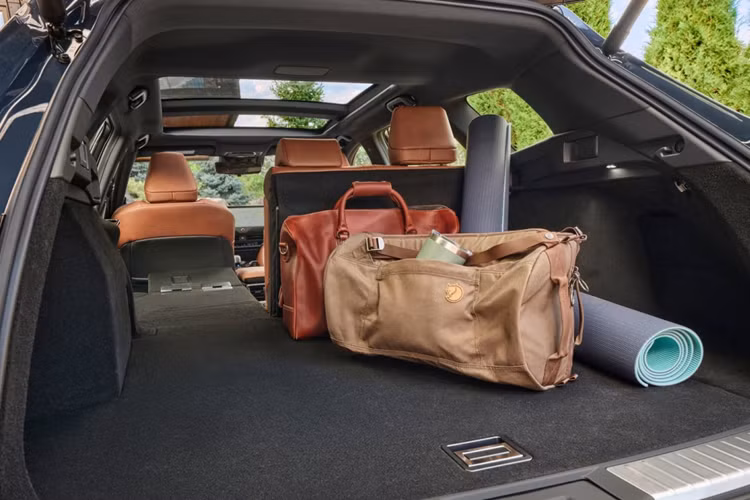 Trong khi đó, bản Limited có thêm ghế bọc da, ghế trước sưởi ấm/làm mát, sưởi ghế sau, cửa sổ trời toàn cảnh cố định, gương chiếu hậu kỹ thuật số và hệ thống âm thanh JBL Premium Audio 11 loa.