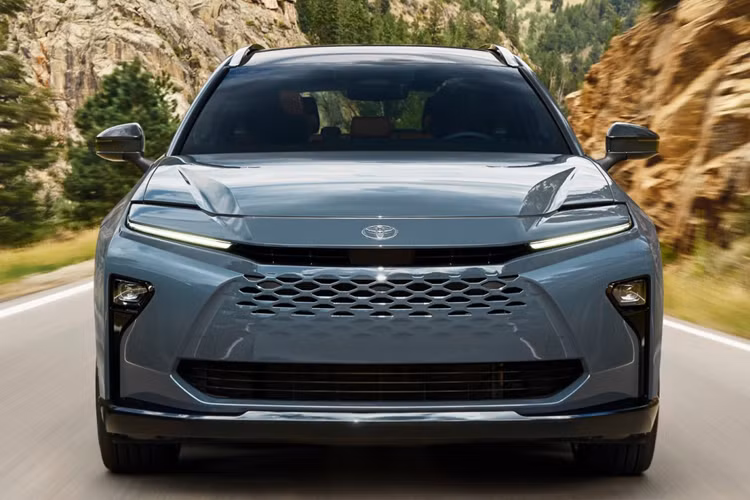 Ở bản XLE tiêu chuẩn, xe có những trang bị như bảng đồng hồ kỹ thuật số và màn hình cảm ứng trung tâm cùng có kích thước 12,3 inch, hỗ trợ Apple CarPlay/Android Auto không dây, ghế trước chỉnh điện, ghế bọc nỉ, vô lăng bọc da tích hợp sưởi, cửa cốp chỉnh điện, hệ thống âm thanh 6 loa, sạc điện thoại không dây, 5 cổng USB,...