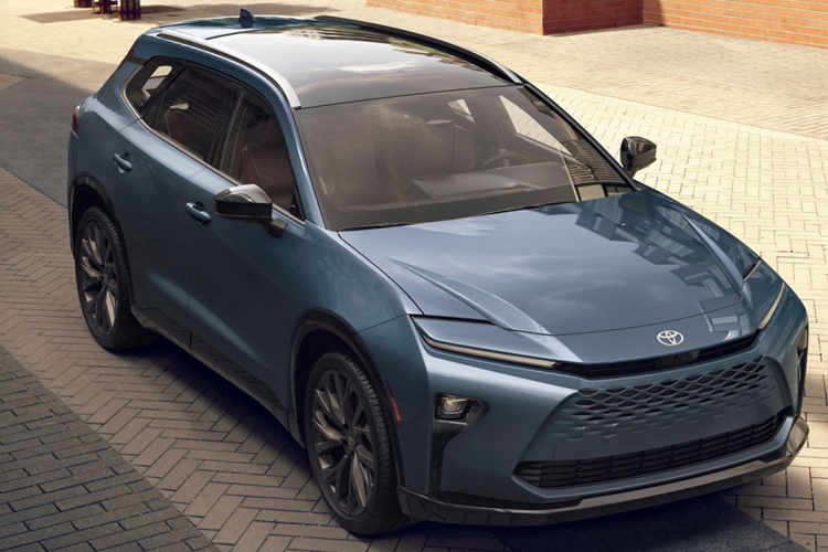 Tuy có kích thước khá lớn với chiều dài cơ sở 2.850 mm nhưng mẫu xe SUV Toyota Crown Signia 2025 chỉ được trang bị nội thất 2 hàng ghế với 5 chỗ ngồi. Ghế sau của xe có thể gập 60:40, cho phép người dùng chở theo những đồ vật dài đến 2 m.