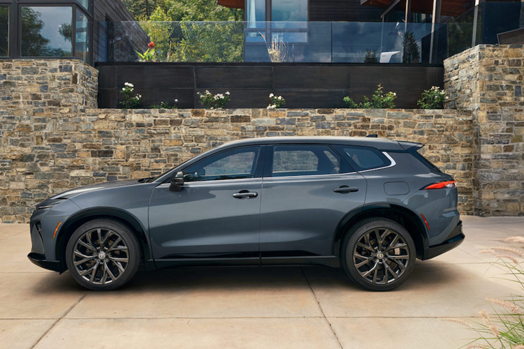 Nằm bên dưới nắp ca-pô của Toyota Crown Signia 2025 là hệ truyền động hybrid, bao gồm máy xăng 4 xi-lanh, dung tích 2.5L, và 2 mô-tơ điện, tạo ra công suất tổng cộng 243 mã lực. Động cơ này kết hợp với hộp số e-CVT và hệ dẫn động 4 bánh. Lượng xăng tiêu thụ trung bình của xe chỉ dừng ở mức 6,53 lít/100 km.