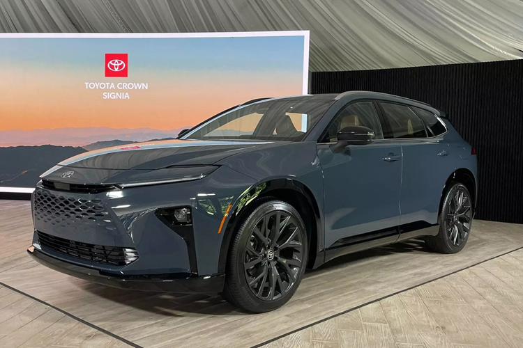 Bên trong mẫu xe này là không gian nội thất tương tự các phiên bản còn lại của dòng Toyota Crown mới. Mặt táp-lô của xe được thiết kế theo hướng logic và dễ sử dụng. Hãng Toyota vẫn giữ lại những nút bấm cơ học để chỉnh các tính năng thường dùng như âm thanh, điều hòa và chế độ lái.