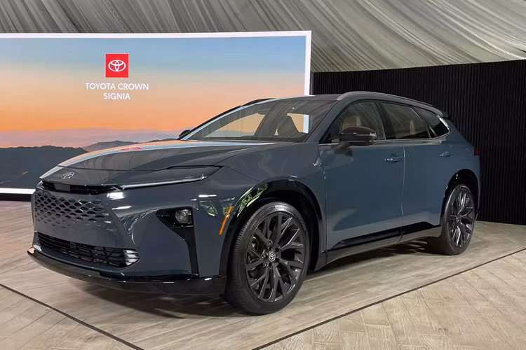 Bên trong mẫu xe này là không gian nội thất tương tự các phiên bản còn lại của dòng Toyota Crown mới. Mặt táp-lô của xe được thiết kế theo hướng logic và dễ sử dụng. Hãng Toyota vẫn giữ lại những nút bấm cơ học để chỉnh các tính năng thường dùng như âm thanh, điều hòa và chế độ lái.