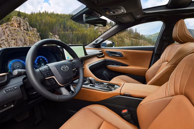 Mẫu SUV này sở hữu lưới tản nhiệt không viền, sơn cùng màu thân xe giống Lexus RX và đèn pha nhỏ gọn nằm bên dưới 2 dải đèn LED định vị ban ngày mỏng. Bên cạnh đó là những chi tiết ngoại thất màu đen bóng, đèn hậu LED thiết kế nối liền hai bên, phần nóc thấp và đuôi xe vuốt về phía sau.