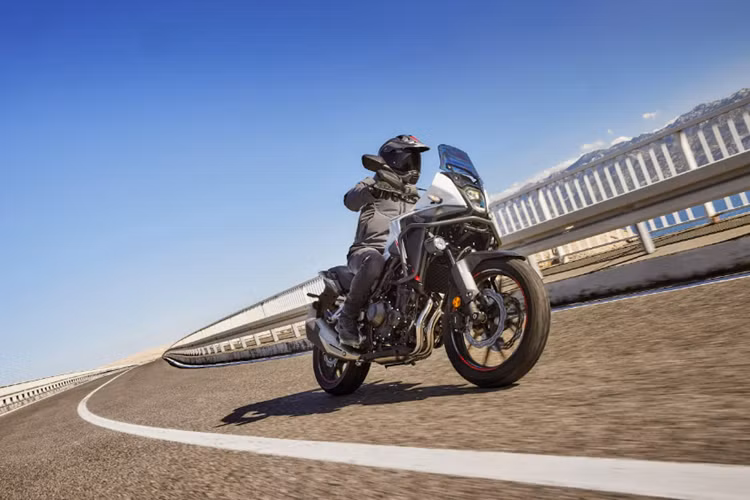 Hệ thống phuộc USD Showa 41mm Separate Function Fork Big Piston (SFF-BP) đã được điều chỉnh lại để mang đến cảm giác lái ổn định hơn và khả năng tăng tốc nhạy bén hơn nhờ cài đặt phun xăng mới.