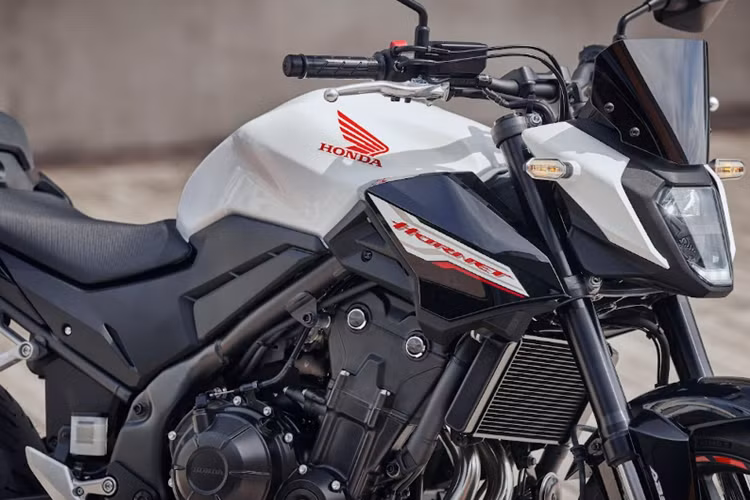 Sở hữu công suất và mô-men xoắn của động cơ 471cc ở mức 37,1kW và 43Nm – trong khi các cài đặt phun xăng điện tử được nâng cấp giúp cải thiện cảm giác tăng tốc từ vòng tua thấp, CB500 Hornet cũng được trang bị Hệ thống kiểm soát lực kéo HSTC tăng cường cảm giác an tâm khi lái xe.