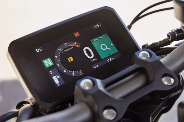 CB650R và CBR650R cũng là hai dòng xe Honda đầu tiên được áp dụng công nghệ ly hợp điện tử Honda E-Clutch – công nghệ ly hợp hoàn toàn tự động đầu tiên trên thế giới dành cho xe mô tô nhiều cấp số. Công nghệ này được thiết kế để cả người mới bắt đầu hay đến các tay lái kỳ cựu có thể tận hưởng cảm giác lái xe thoải mái và đầy phấn khích.