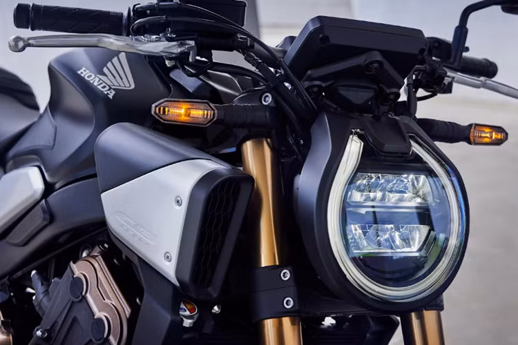 Với người anh em CBR650R, cụm đèn pha LED đôi được thiết kế lại hài hòa cùng dàn nhựa và phần đuôi xe được tinh chỉnh, tạo nên sự kết hợp tương phản mà đầy ấn tượng giữa vẻ đẹp cơ bắp và đường nét thanh mảnh, góc cạnh càng tôn lên sức hút thể thao thuần túy của CBR650R.