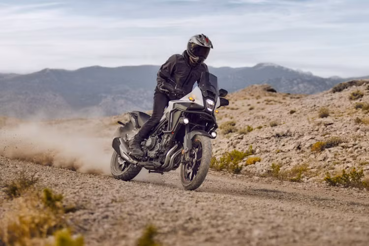  Honda NX500 2024 Mức giá xe Honda NX500 2024 là 194,2 triệu đồng. Biểu tượng ‘NX’ trở lại trong dòng sản phẩm của Honda với mẫu xe mới NX500. Tên gọi "New X-over" (New Crossover – Xuyên địa hình) là sự khẳng định cho thiết kế phù hợp với mọi địa hình của NX500, từ những con đường quanh co đến những hành trình đầy sỏi đá hay cả chuyến phiêu lưu. 