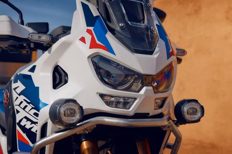 Lần đầu tiên, Africa Twin được trang bị thêm tùy chọn hệ thống điều chỉnh điện tử Showa Electronically Equipped Ride Adjustment (Showa EERA™), cung cấp khả năng giảm chấn tối ưu trong mọi điều kiện lái. Người lái có thể thay đổi độ nén của lò xo phía sau ngay khi đang di chuyển thông qua màn hình cảm ứng 6.5 inch.