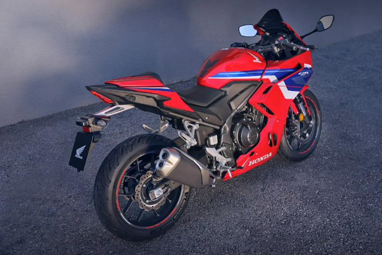Tem màu mới mang đậm phong cách đặc trưng của Fireblade, và các cài đặt phun xăng mới giúp cải thiện khả năng tăng tốc ở vòng tua thấp. Màn hình TFT 5-inch đầy màu sắc mới được điều khiển bằng các nút bấm có đèn nền, giúp người dùng dễ dàng sử dụng, theo dõi hành trình.