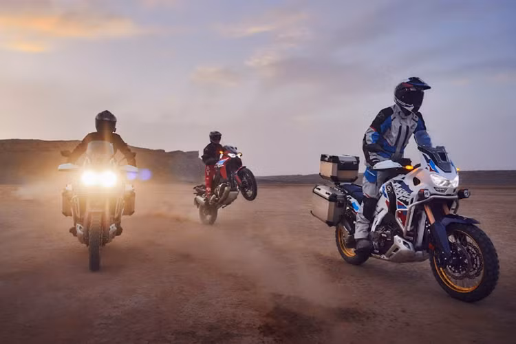  CRF1100L Africa Twin và Africa Twin Adventure Sports Trong lần ra mắt này, HVN cũng mang đến chiếc CRF1100L Africa Twin và phiên bản Adventure Sports (phiên bản thể thao đường trường) của nó, cả hai đều được nâng cấp về hiệu suất và tính thực tiễn.