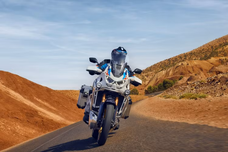 Hành trình giảm xóc, cả trước và sau cũng giảm xuống còn 210/200mm, nhằm cải thiện khả năng xử lý trên đường nhựa và giúp người lái dễ dàng chống chân hơn. Cùng với đó, chiều cao yên hạ thấp xuống ở mức 820/840mm, đặc biệt phù hợp hơn với vóc dáng khách hàng Việt Nam.