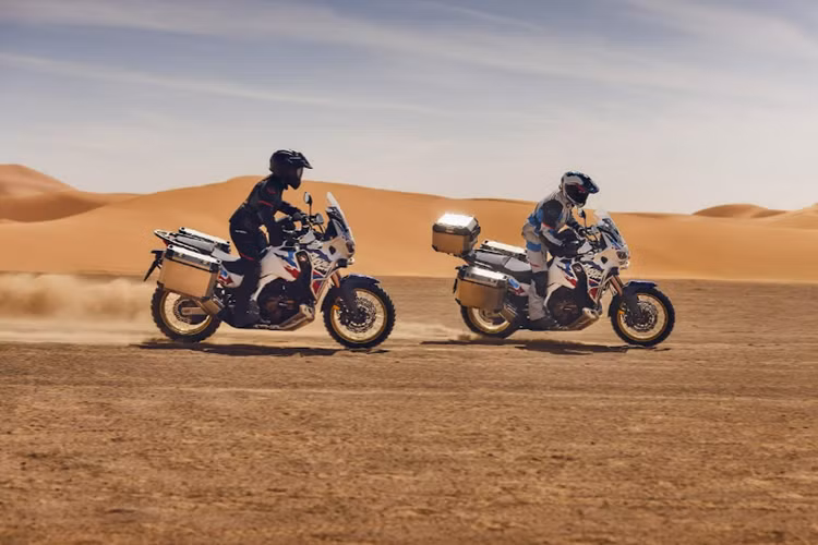 Mẫu xe 2024 sở hữu bánh trước đường kính 19-inch (so với 21-inch trên phiên bản cũ) cùng lốp rộng hơn 110/80-19 (thay cho 90/90-21). Cấu hình này giúp tăng độ bám đường và phản hồi của bánh trước, mang lại sự ổn định và thoải mái hơn khi vận hành trên đường nhựa và chở nặng.