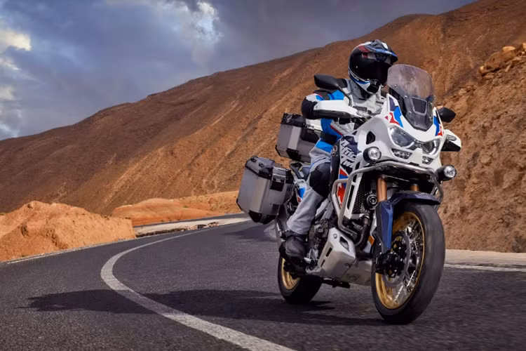 Mức giá xe Honda CRF1100L Africa Twin và Africa Twin Adventure Sports tương ứng là 640,9 và 720,9 triệu đồng. Với sự ra mắt của những mẫu xe phân khối lớn thế hệ 2024 mới, HVN tiếp tục khẳng định cam kết mạnh mẽ trong việc đáp ứng nhu cầu ngày càng đa dạng của những tín đồ môtô.