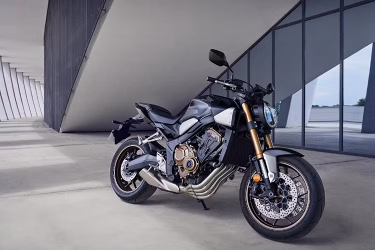 Trong quá trình chuyển số, công nghệ này kết hợp hài hòa giữa trạng thái “ngắt nửa ly hợp”, cắt phun nhiên liệu và kiểm soát đánh lửa để loại bỏ hiện tượng giật số, mang lại trải nghiệm lái êm ái. Người lái cũng không cần sử dụng tay côn khi bắt đầu di chuyển hoặc dừng xe.