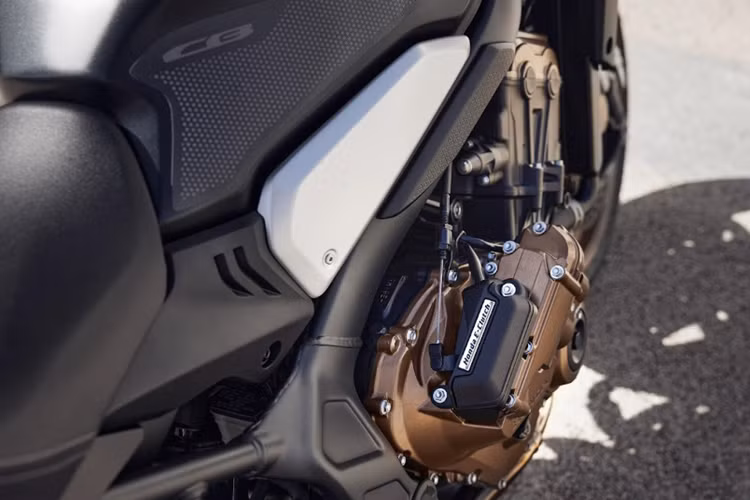 Honda E-Clutch lược bỏ thao tác sử dụng tay côn khi chuyển số lên hoặc xuống, cho phép người lái chỉ cần sử dụng cần số mà vẫn có thể chuyển số siêu nhanh, mượt mà và ổn định, tương tự như khi sử dụng bộ sang số nhanh (Quick-shifter).