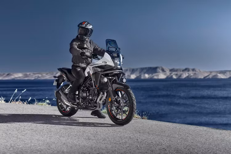 Được phát triển dựa trên sự thành công của mẫu CB500X, NX500 sở hữu thiết kế mới cùng một loạt nâng cấp về hiệu suất và thông số kỹ thuật. Khối lượng bản thân của NX500 giảm 3kg xuống còn 196kg (1,5kg từ bộ vành nhôm đúc 5 chấu mới nhẹ hơn), giúp cải thiện đáng kể sự linh hoạt và khả năng xử lý.