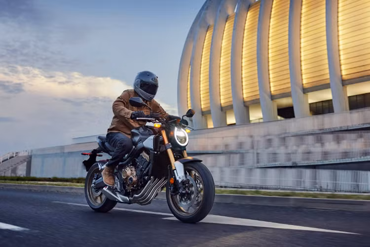 Các thay đổi được bắt đầu từ phần đầu xe với đèn chiếu sáng LED được vuốt cong cùng ốp két tản nhiệt thiết kế mới, kết hợp hài hòa với phần ốp thân sau góc cạnh được hoàn thiện bởi đèn hậu hoàn toàn mới.