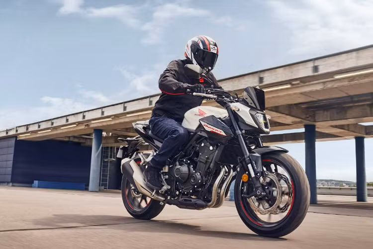 CB500 Hornet cũng được trang bị cấu hình khung sườn chất lượng cao bao gồm phuộc USD Showa SFF-BP 41mm, giảm xóc sau Showa và phanh đĩa kép phía trước với kẹp phanh 4 piston, và màn hình TFT 5-inch mới.